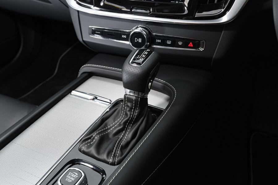 Детали интерьера Volvo S90 D4 R-Design 2016 года  (UK) (фото 10 из 15)